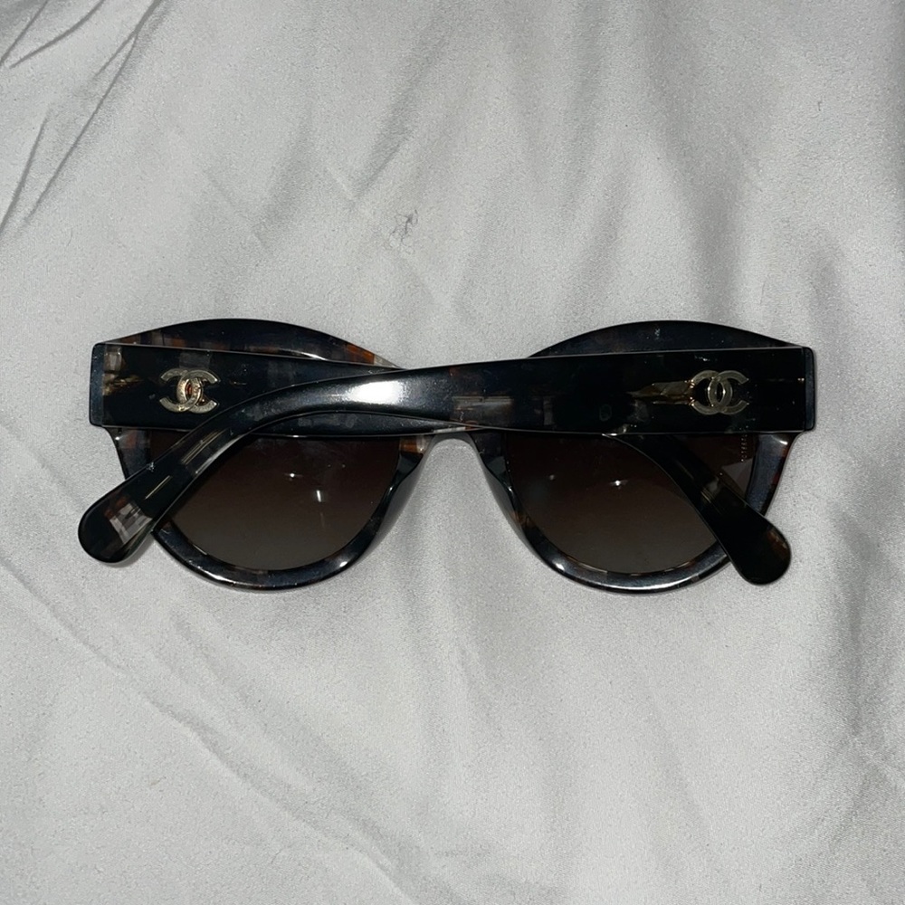 CHANEL Tortoiseshell Round Sunglasses with Dark Brown Lenses - Picture 2 of 9